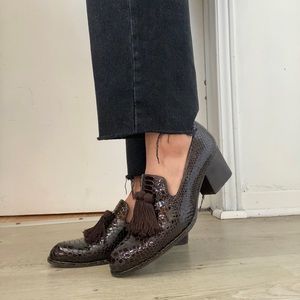 STUART WEITZMAN vintage brown crocodile tassel loafers